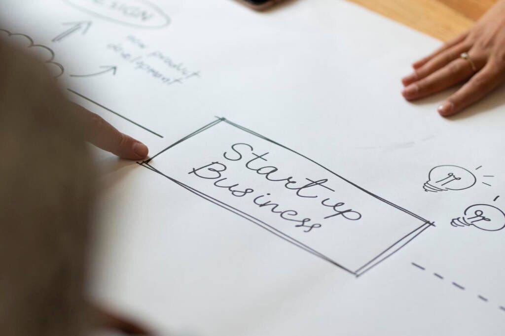 Infografía explicando qué es el branding para startups - diferencia entre logo y marca