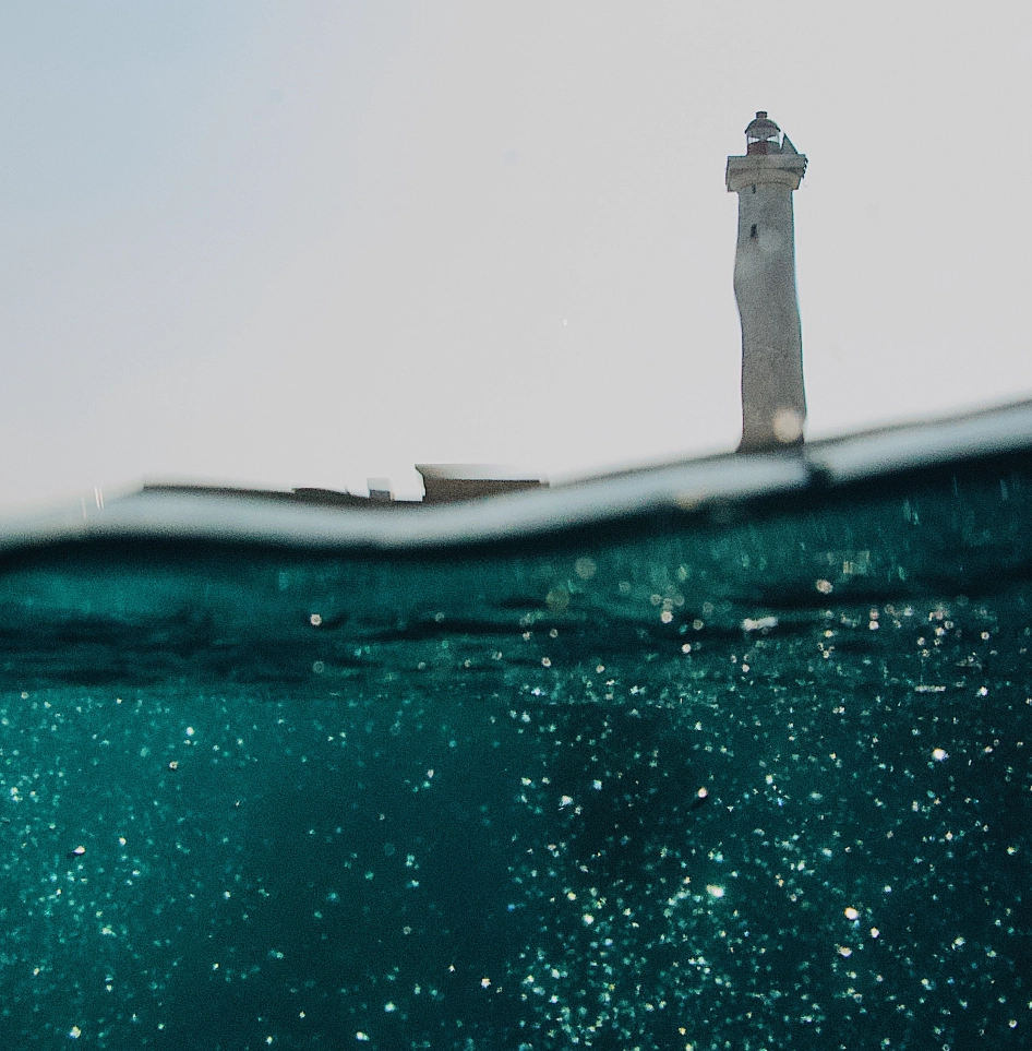 Un faro visto desde el interior del agua