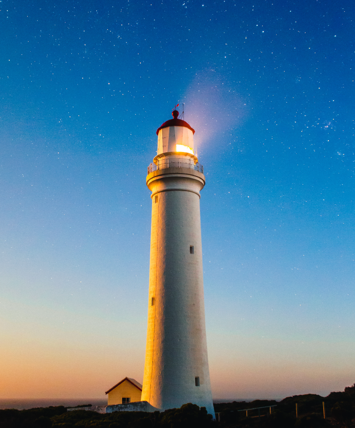 faro iluminando camino