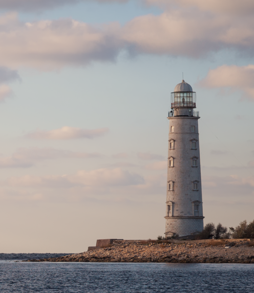 Imagen de faro al borde de una playa