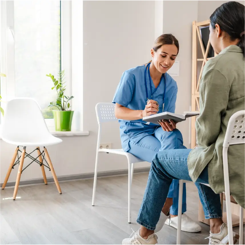 Médico especialista en Colombia atendiendo consulta presencial para validar su prestigio y voz a voz tradicional.