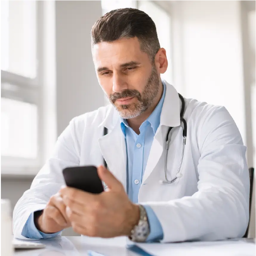 Médico cirujano gestionando conversaciones de WhatsApp con pacientes interesados tras campaña de Meta Ads.